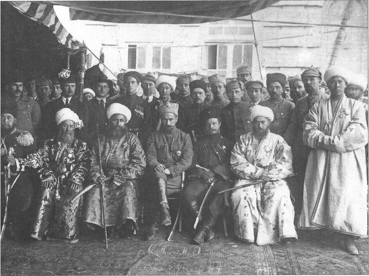 Чрезвычайная Бухарская миссия фотографировалась с М. В. Фрунзе (скорее всего в Ташкенте уже на обратном пути в Бухару). На груди у некоторых членов делегации видны медали, которых не было в начале поездки. Интересно, но сведений об их награждении я не встречал.