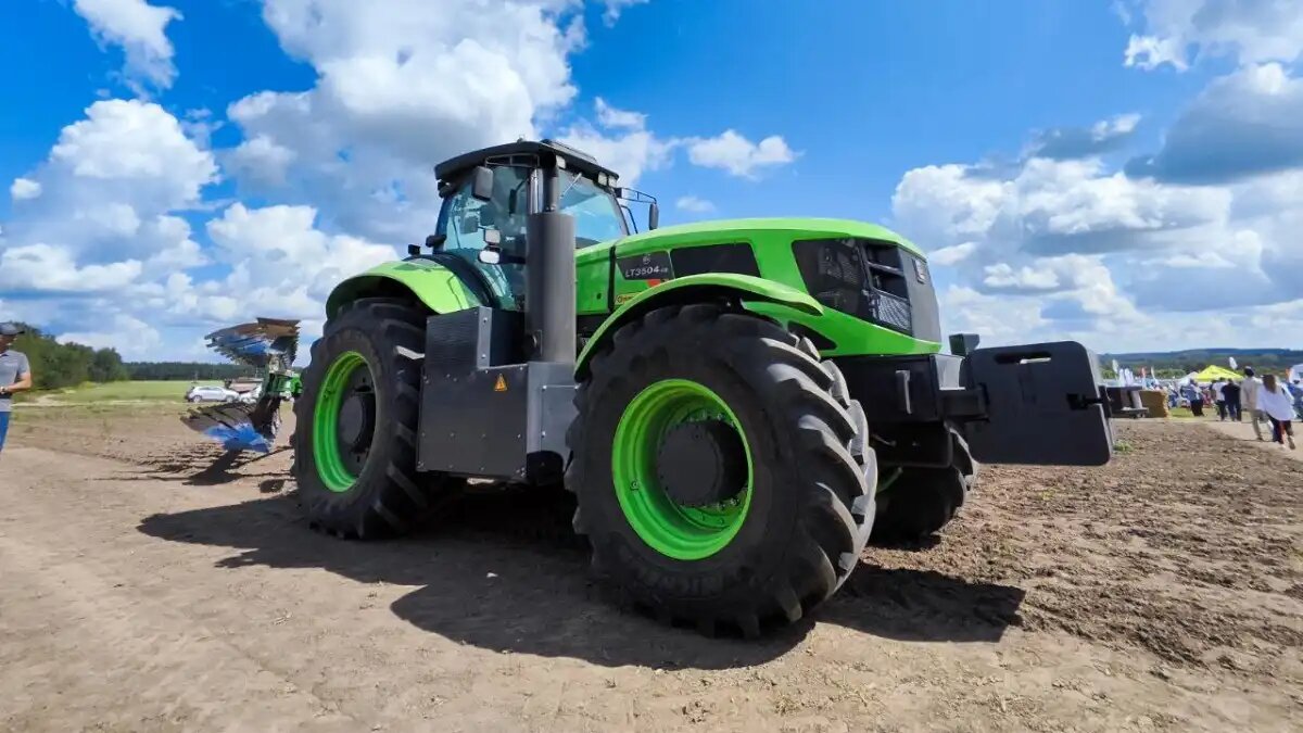 Фото: © Артем Борисов / Glavpahar.ru Гибридный трактор LiuGong LT3504-CE
