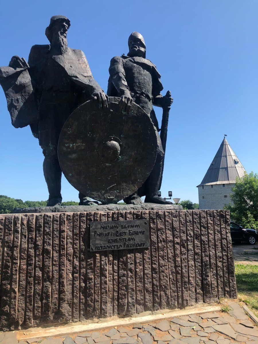 Памятник Рюрику и Вещему Олегу