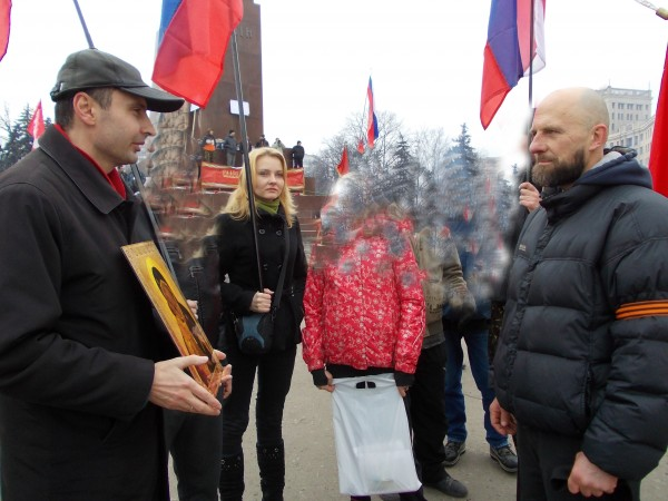 На фото справа Владимир Винограденко (Апостол). 01.03.14 г.