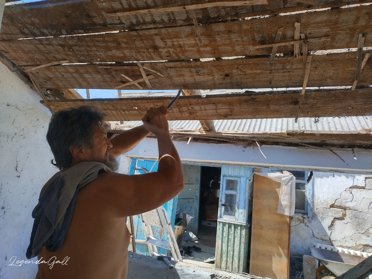 Пока раздетый, первую доску уже оторвал. Точнее поломал вдоль