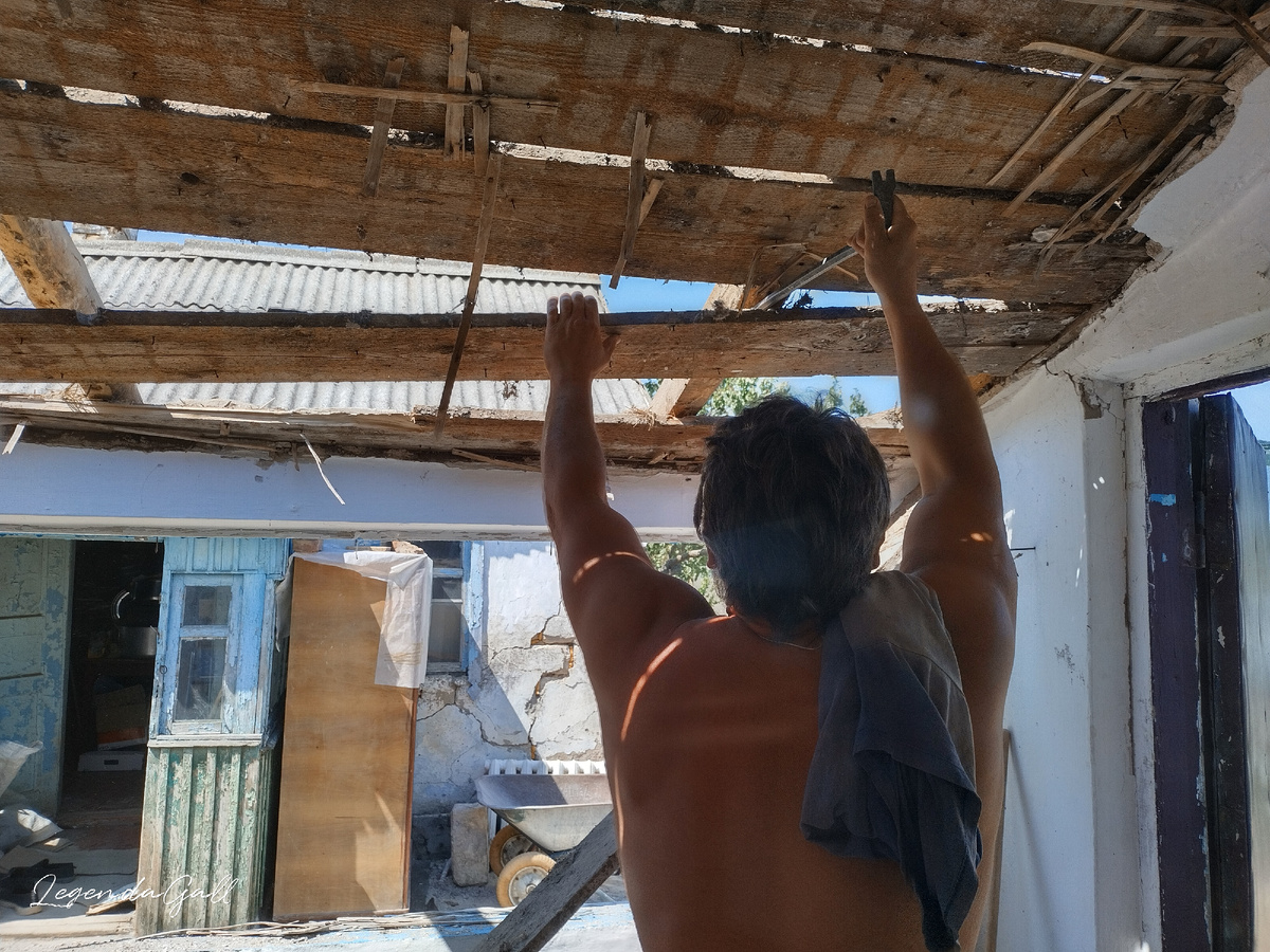 Вы не представляете, сколько сейчас на него пыли сыплется....