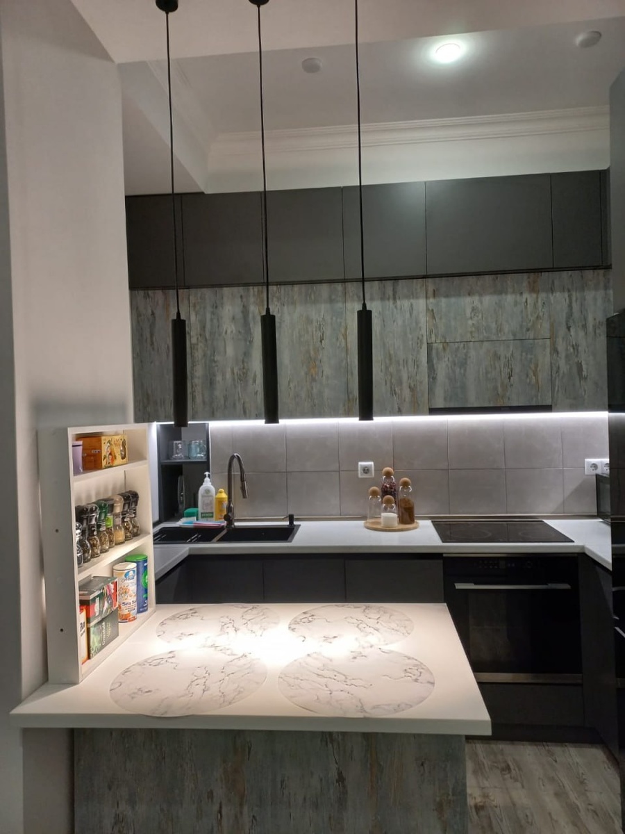 Кухня в квартире прикольная) в нише спряталась. И техника отличная!