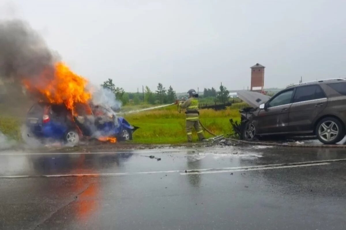    Под Самарой после ДТП с кроссовером загорелась «Приора», погибли 2 человека