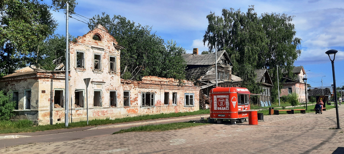 Фотографии этой галереи, кроме двух последних, сделаны на улицы Евстафьевской, упирающейся в Селигер. Это всё, что нужно знать о состоянии дел и уровне жизни в славном городе Осташков... Унылом, печальном, разрушающемся, неубранном и пыльном, с разбитыми дорогами, с которых с зимы остается и копится песок, из него уже целый вал на обочине, с отсутствием тротуара во дворах, а дворы те - все в рытвинах да в буграх, хуже нигде не видел, депрессивными жителями. С чего им радоваться? Единственное достояние - Селигер с чистейшей водой и отличными местами для купания...