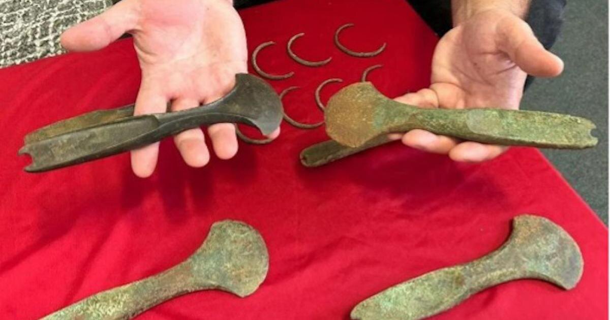 Предметы бронзового века, найденные в Будине-над-Огржи, Чешская Республика.