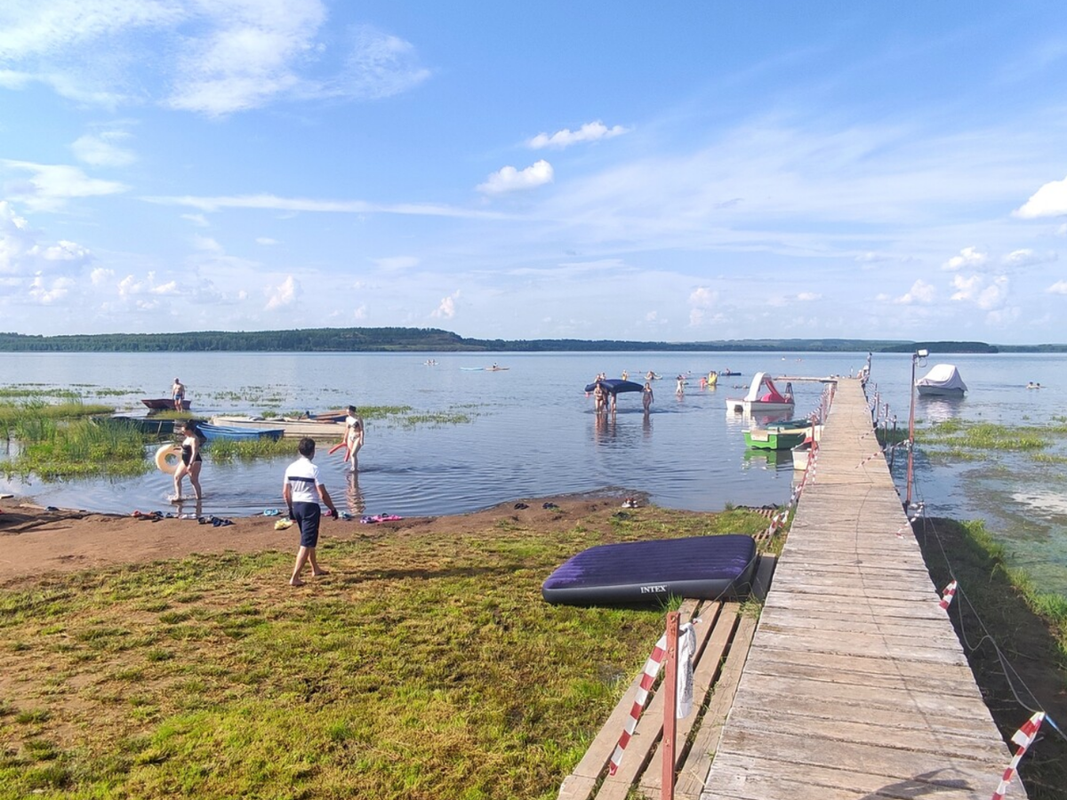 Небольшой пляж на юго-западном побережье Кандры-куля. Находится у базы отдыха по адресу: д. Кандрыкуль, ул. Озерная, 20/1.
