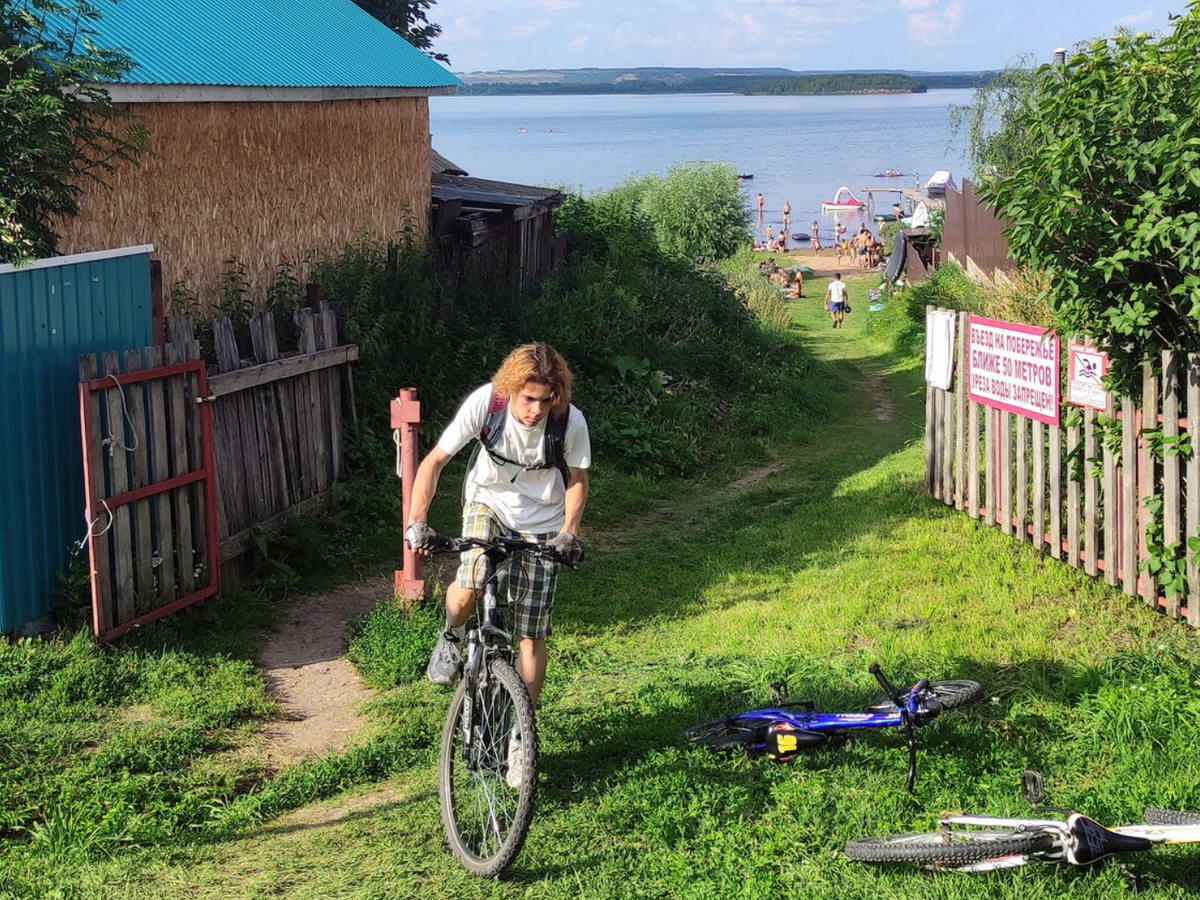 Так выглядит переулок, по которому можно спуститься к этому пляжу.