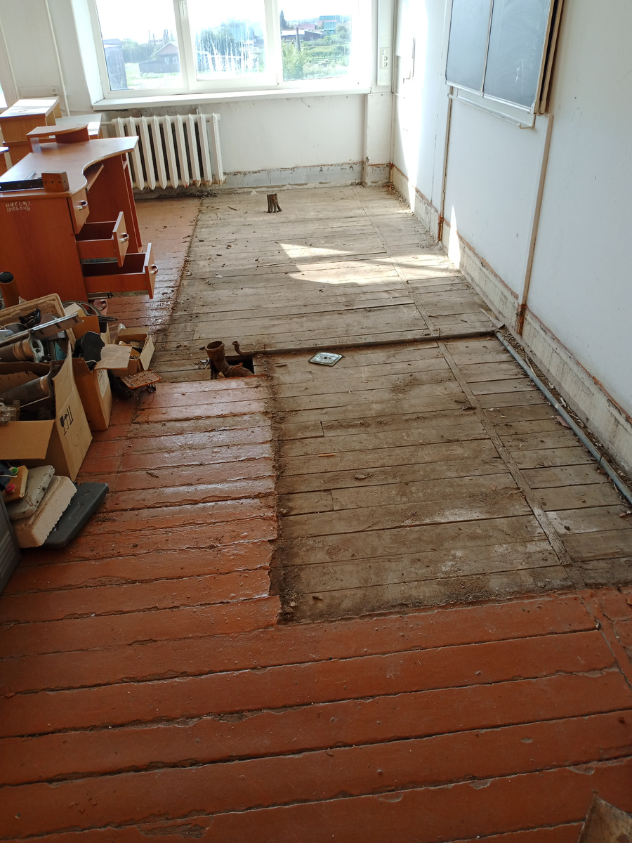 Разобрали пол у доски. Фото автора.