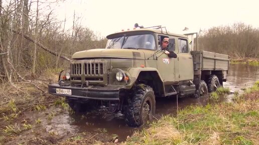 Военный грузовик без раздумий бросился в воду. ЗИЛ 131 родом из СССР штурмует страшный брод.