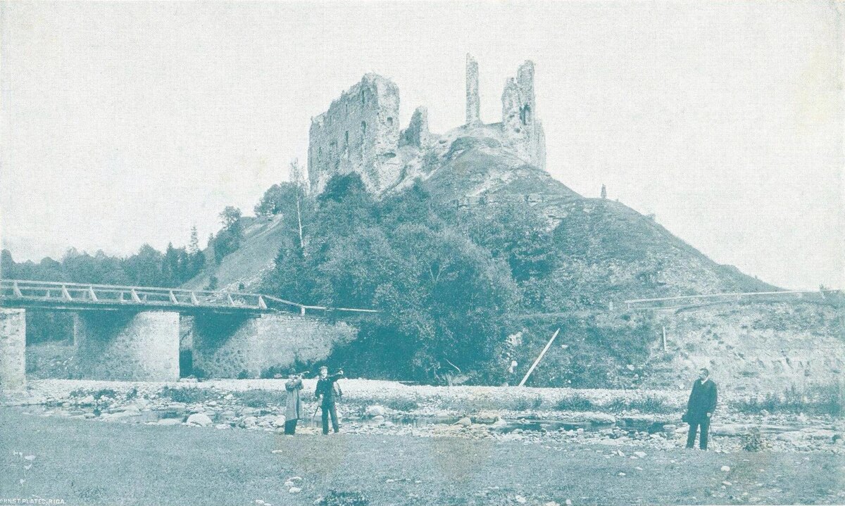 Кокнесе. Руины орденского замка, выстроенного на месте крепости Вячко (фото начала XX века). В 60–е гг. окрестности были затоплены водохранилищем Плявиньской ГЭС.