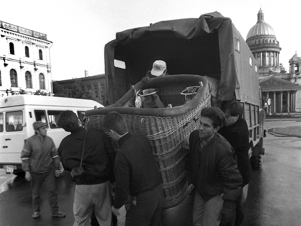Выгрузка большой корзины с горелками и баллонами с газом