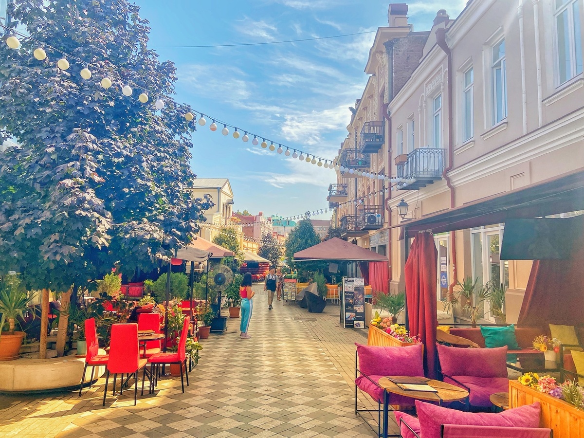 Пешеходная улица города.