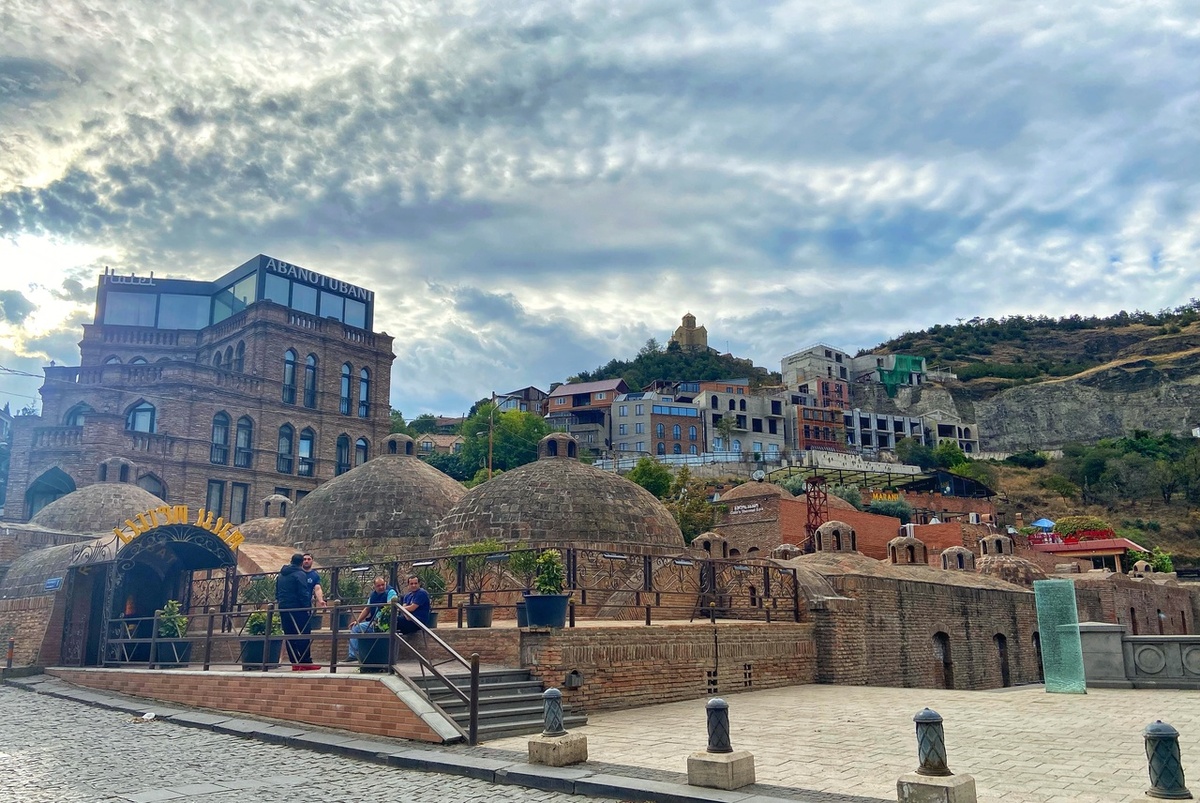 Район Абанотубани с серными банями.