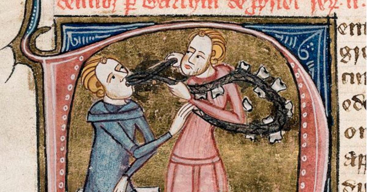 Миниатюра с начальной буквой "D" и сценой, изображающей зубы ("dentes"). Дантист с серебряными щипцами и ожерельем из крупных зубов удаляет зуб сидящему человеку.