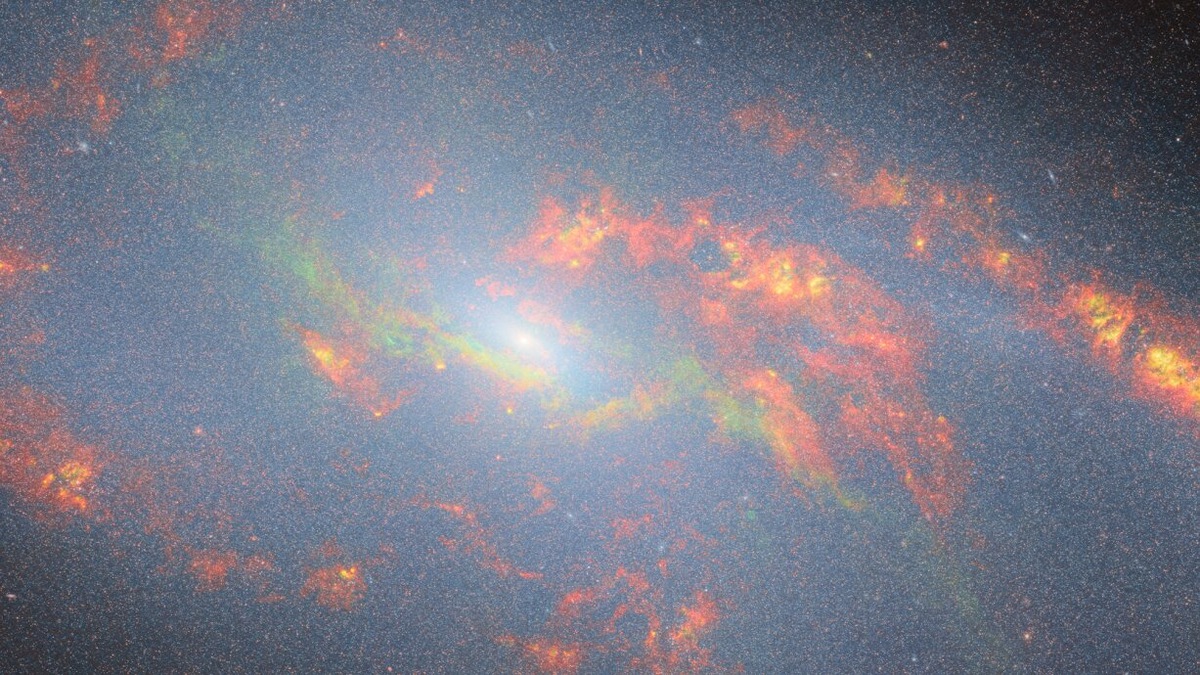 НОВОЕ ИЗОБРАЖЕНИЕ СПИРАЛЬНОЙ ГАЛАКТИКИ MESSIER 106 (NGC 4258) БЫЛО ПОЛУЧЕНО С ПОМОЩЬЮ КОСМИЧЕСКОГО ТЕЛЕСКОПА NASA/ESA/CSA ИМЕНИ ДЖЕЙМСА ВЕББА И ЕГО СЛОЖНОЙ КАМЕРЫ NIRCAM