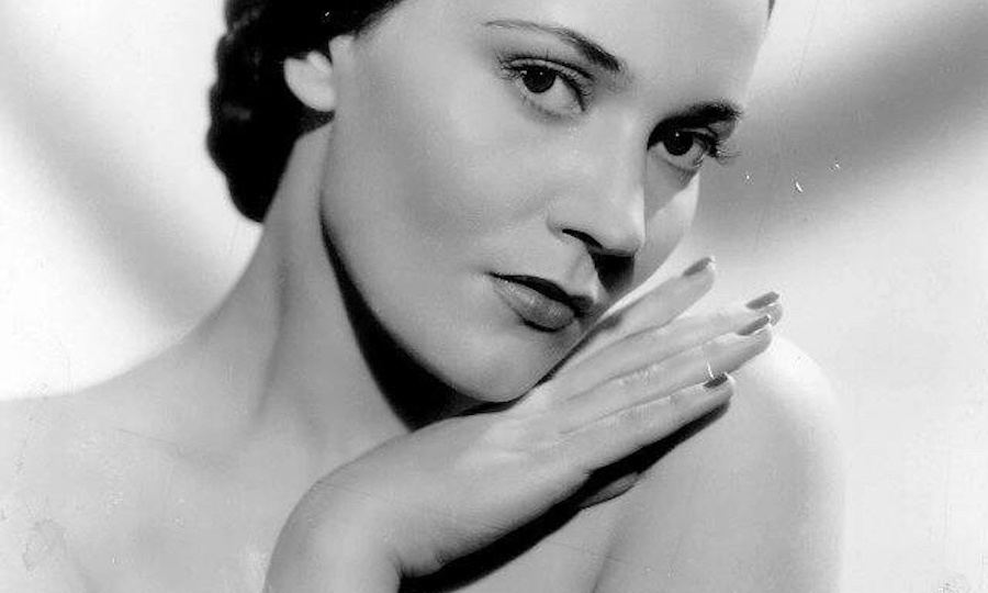 «Казалось, над ней не властно время…»