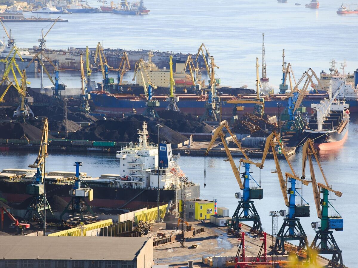    Морской порт© iStock.com / Ignatiev