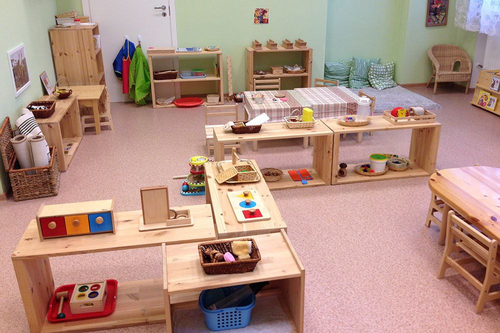 Посмотрите на зонирование, каждая полочка для отдельных задач - упражнения практической жизни, чтение, развитие моторики, сенсорики.