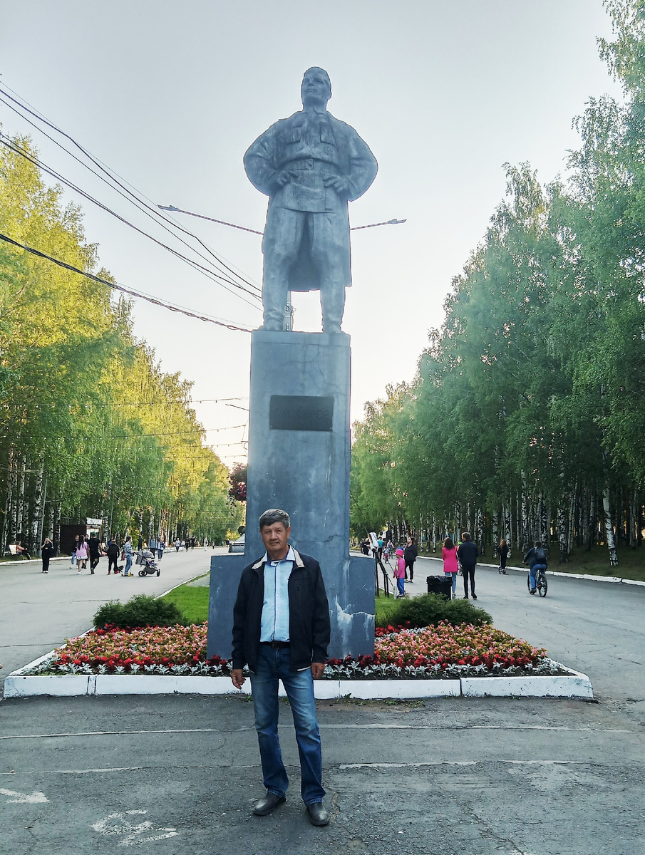 Памятник С. М. Кирову на центральной аллее. Фото автора