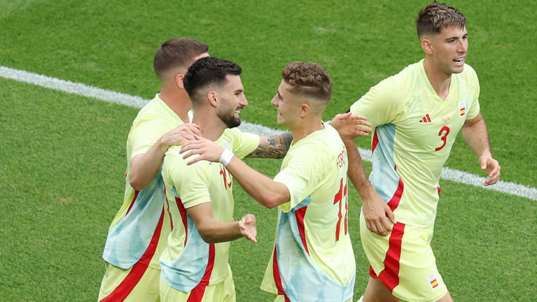    Футболисты сборной Испании празднуют победу над Францией. Reuters