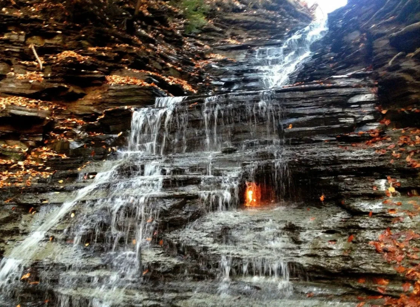 Ученые говорят, что под Антарктидой может жить «нечто огромное»Водопад Вечного Огня ниспадает каскадами с высоты немногим меньше десяти метров.