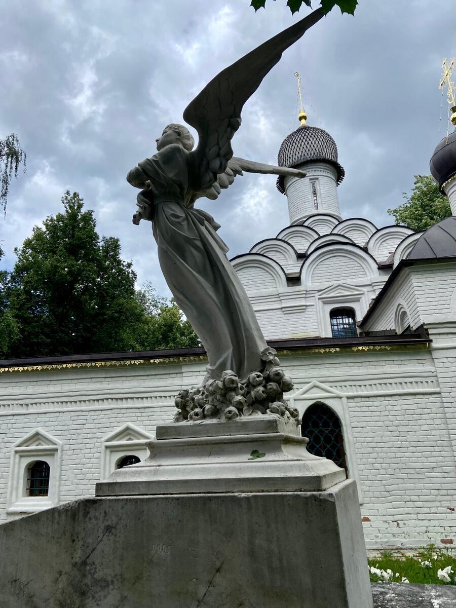 Памятник на могиле Татьяны Юсуповой - сестры Зинаиды, которая умерла в 22 года. Архангельское