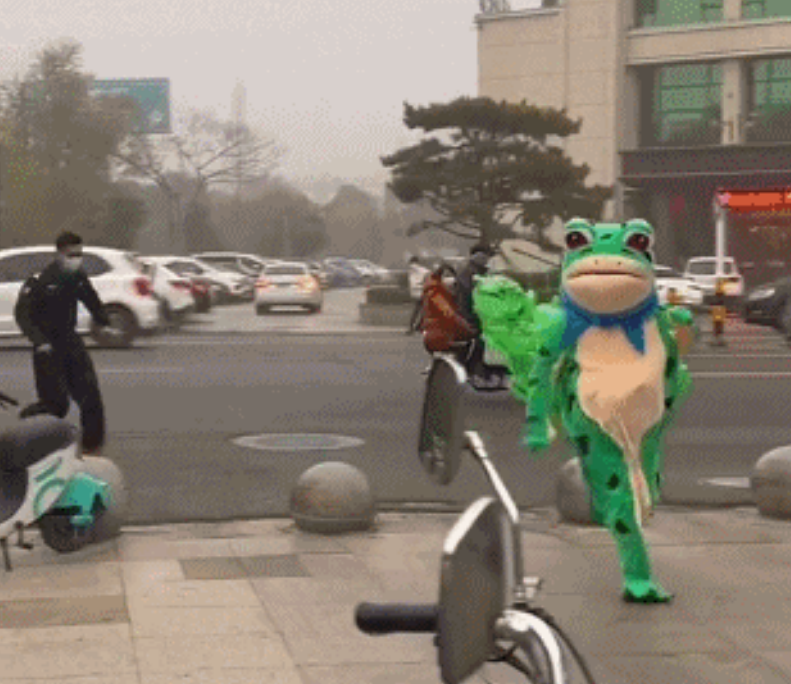 Лягушка удирает от полицейского, потому что уличная торговля запрещена