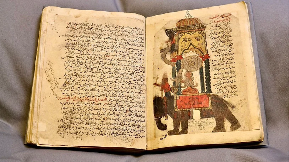 "Книга знаний об изобретательных механических устройствах" (Kitab fi ma'rifat al-hiyal al-handasiyya). Содержит подробные схемы и иллюстрации, демонстрирующие внутреннюю работу творений Аль-Джазари. Источник: baytalfann.com