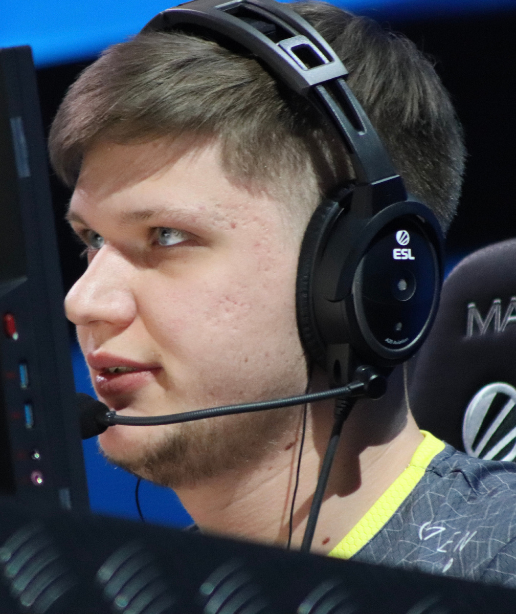 Этот человек - без преувеличения, величайший игрок в истории CS:GO. Его феноменальные скиллы, неудержимая агрессия и способность "танцевать" на границе жизни и смерти сделали s1mple непревзойденным снайпером. Он неоднократно становился MVP мажорных турниров, выигрывал множество наград и установил несколько рекордов.  