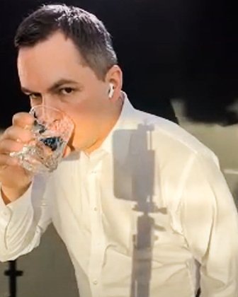    Валентин Шишкин в видео о том, как пить из стакана. Кадр: Валентин Шишкин / YouTube