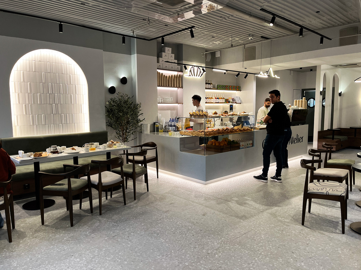 Вид на зал в пекарне Croissant Atelier →