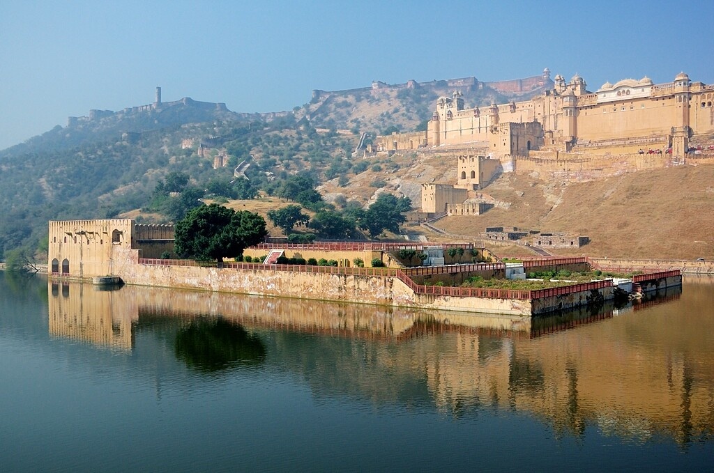 Форты Амбер и Джайгарх. Снято с берегов озера Маота 
Источник: https://www.tourister.ru/