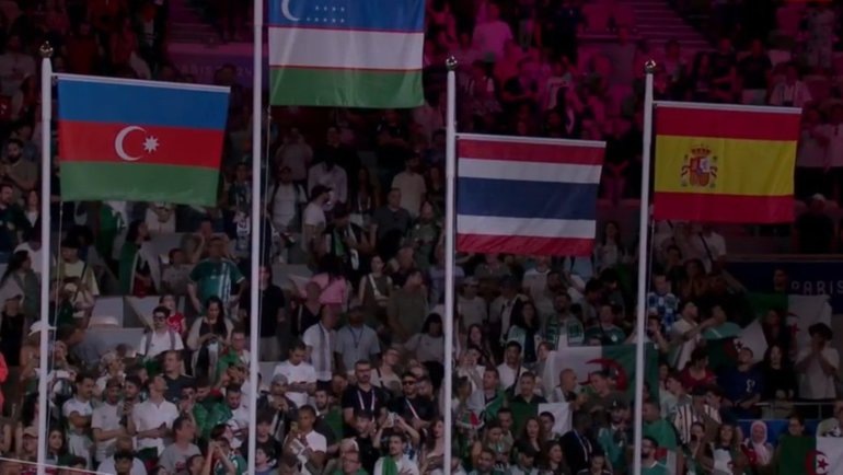    Флаги на церемонии награждения боксеров.