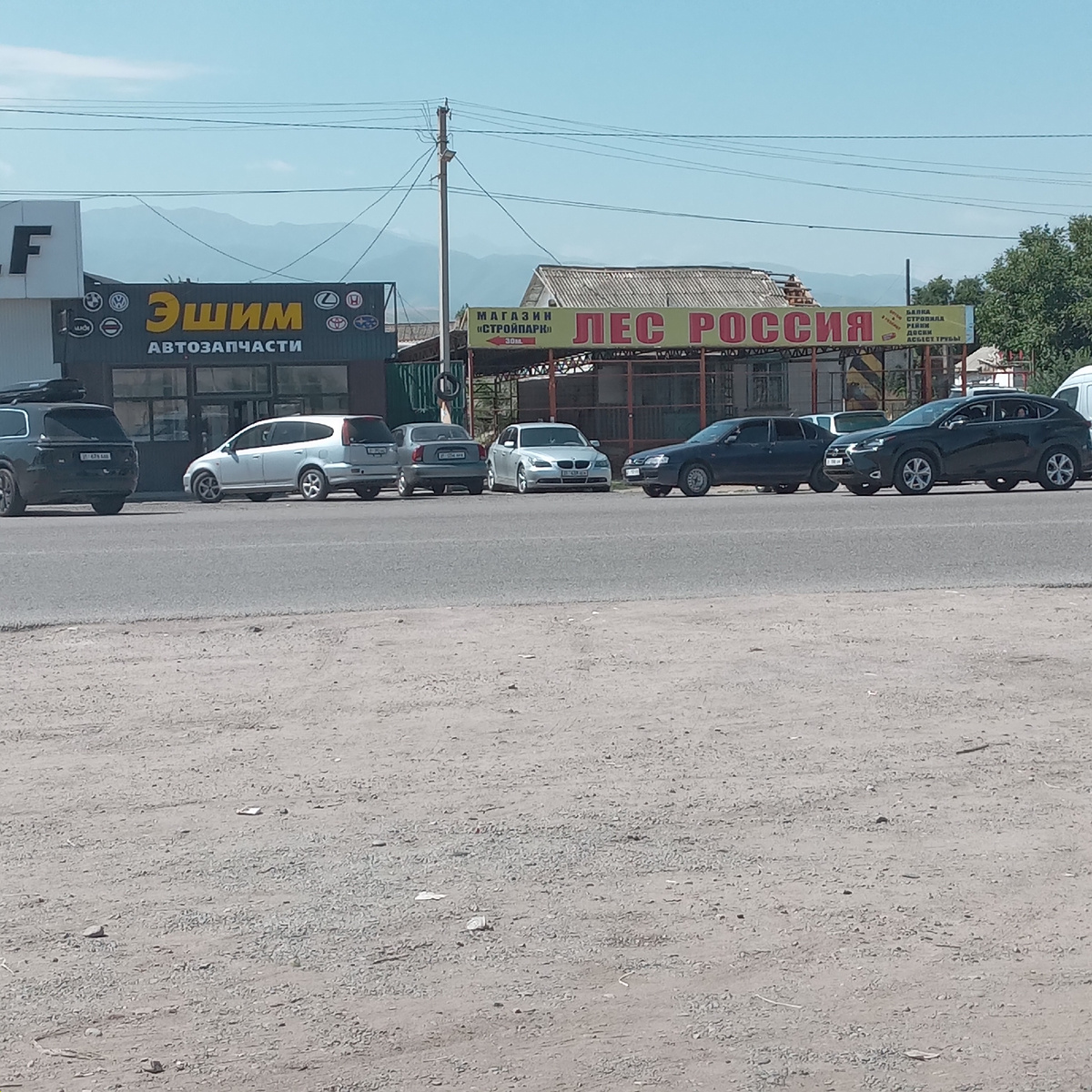 По трассе Бишкек- Чолпан Ата. 