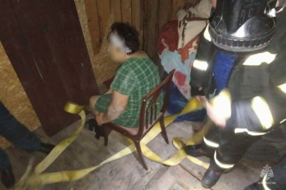    Спасение женщины в Белокурихе. Источник: пресс-служба МЧС по Алтайскому краю