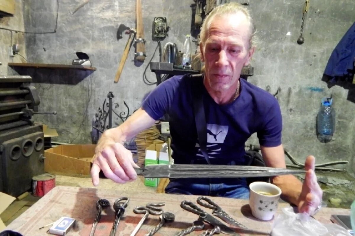    Кузнец Андрей Воробьёв учился работать с дамасской сталью, в большей степени, интуитивно.