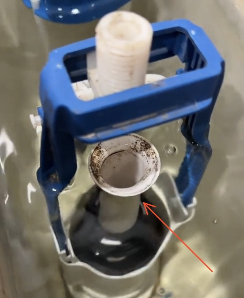 Как раз через эту трубку и переливается вода, если механизм работает не корректно 