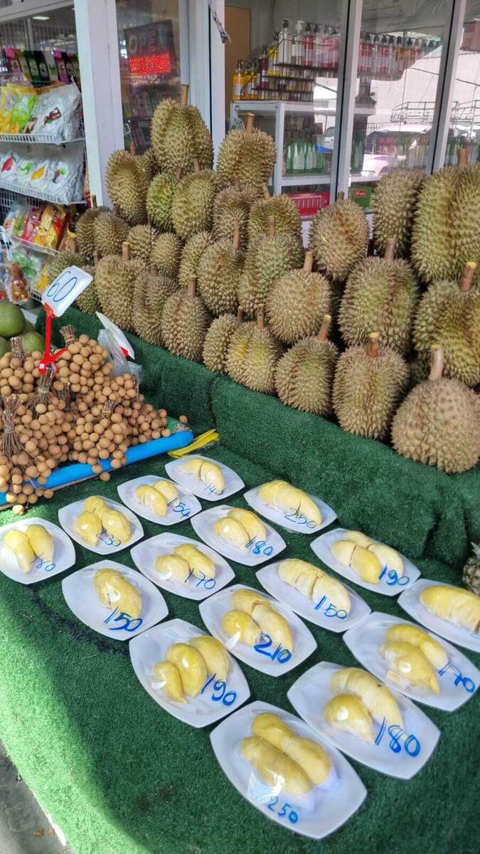 Уже готовые кусочки  на подложке , закатанные в полиэтилен,   удовольствие  только для бывалых.