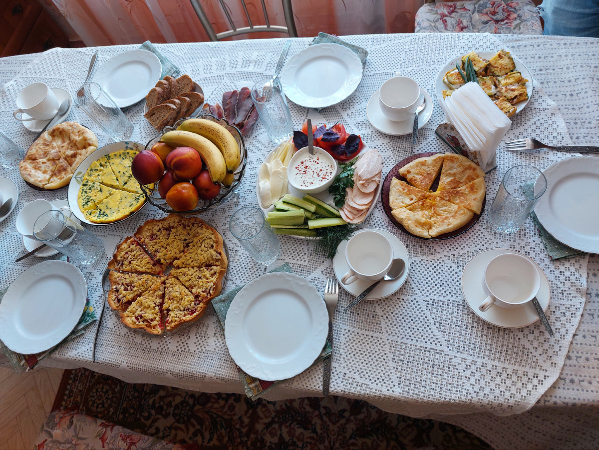 Моя сестра приготовила почти все это сама. И даже соус! Даже вяленое мясо - домашнее.