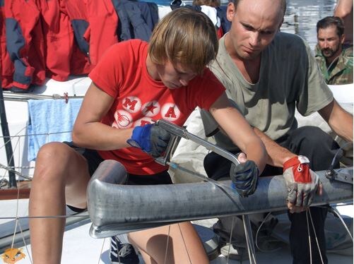 Моя фотография "Все девушки делают это", на которой девушка пилит мачту на Онежской регате. 