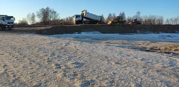 © Администрация Серышевского муниципального округа / vk.com/seryshevskiy28region (Строительство путепровода и подъездной дороги в Серышево в феврале 2024 г.)