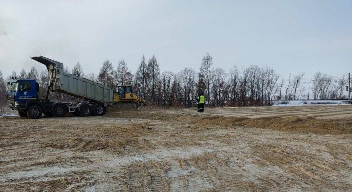 © Администрация Серышевского муниципального округа / vk.com/seryshevskiy28region (Строительство путепровода и подъездной дороги в Серышево в феврале 2024 г.)