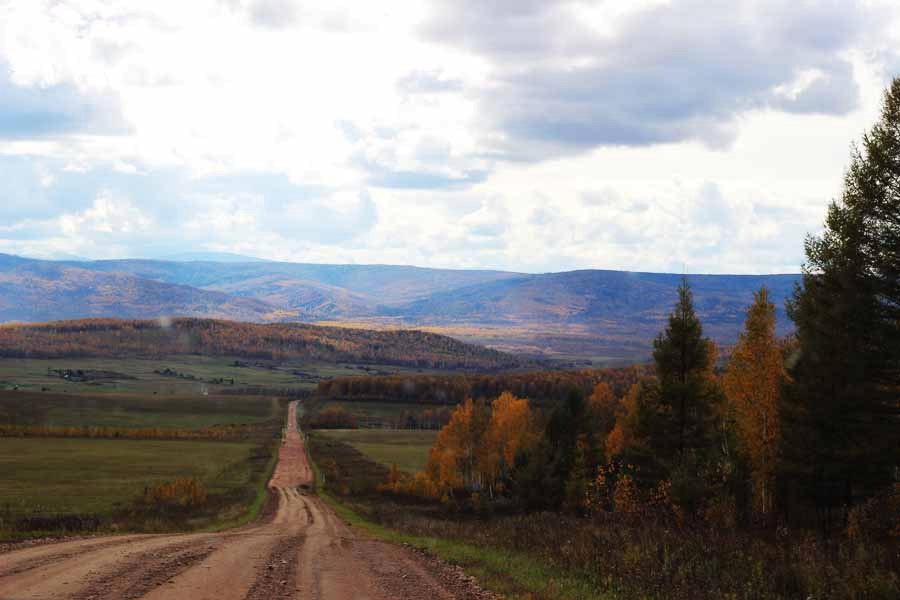 Дорога в нашу деревню на опушке таежной под грядой Саян