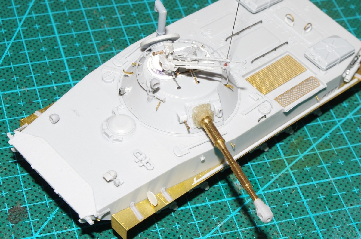 Кружок на левом крыле - чисто польская штука, вероятно как-то связанная с польскими гаищшниками и прочим дорожным движением.