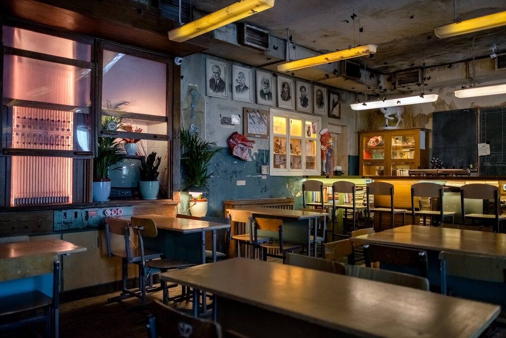 Интерьер у бара оформлен в стиле кабинета биологии .