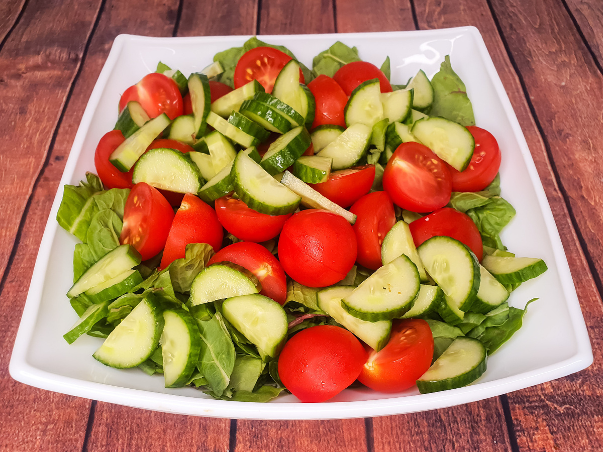 Добавляем огурец и черри 