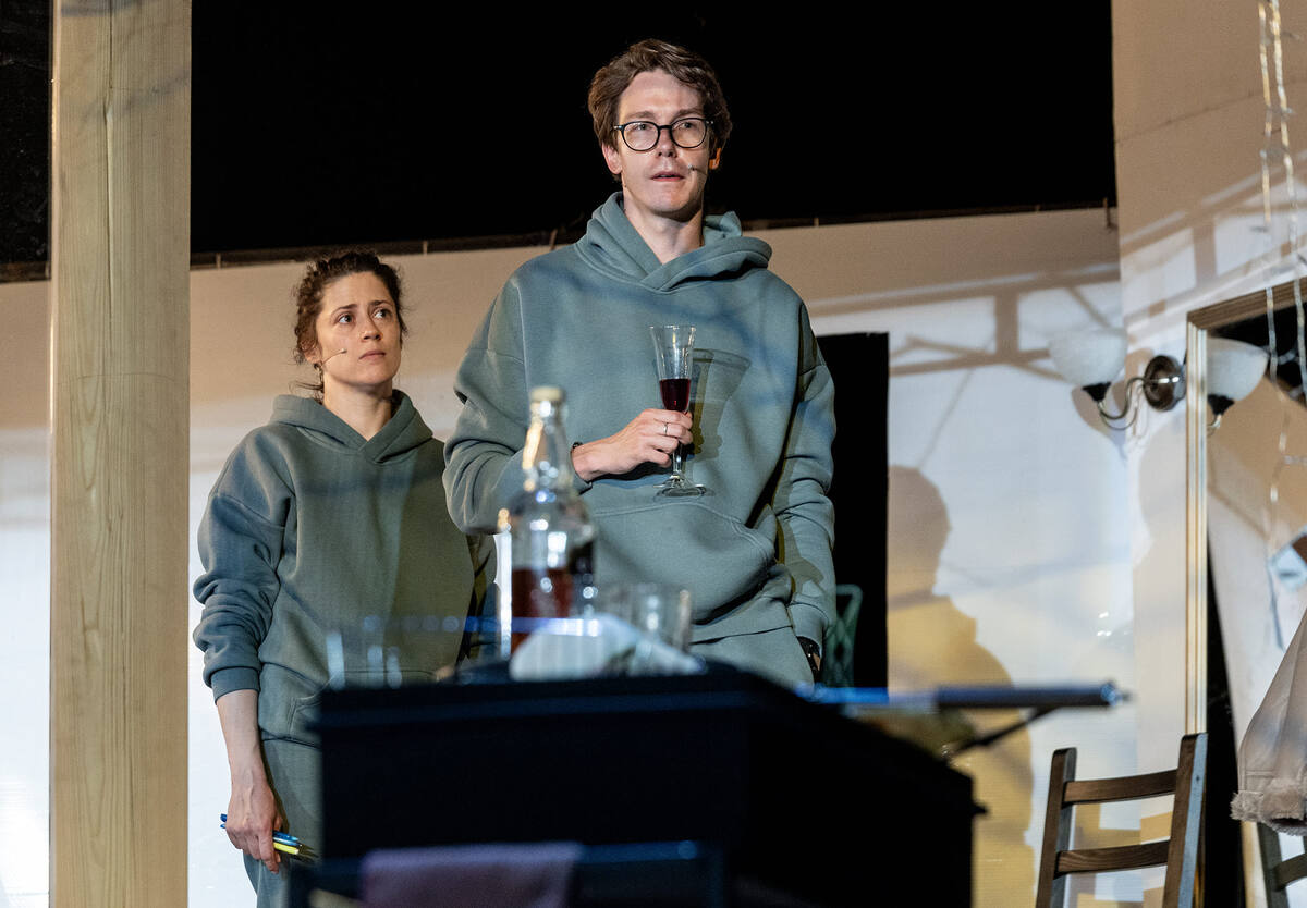 Илья Смирнов и Полина Одинцова в спектакле Петра Шерешевского "Медовый месяц в" Кукольном доме", МТЮЗ (фото Е. Лапиной) 