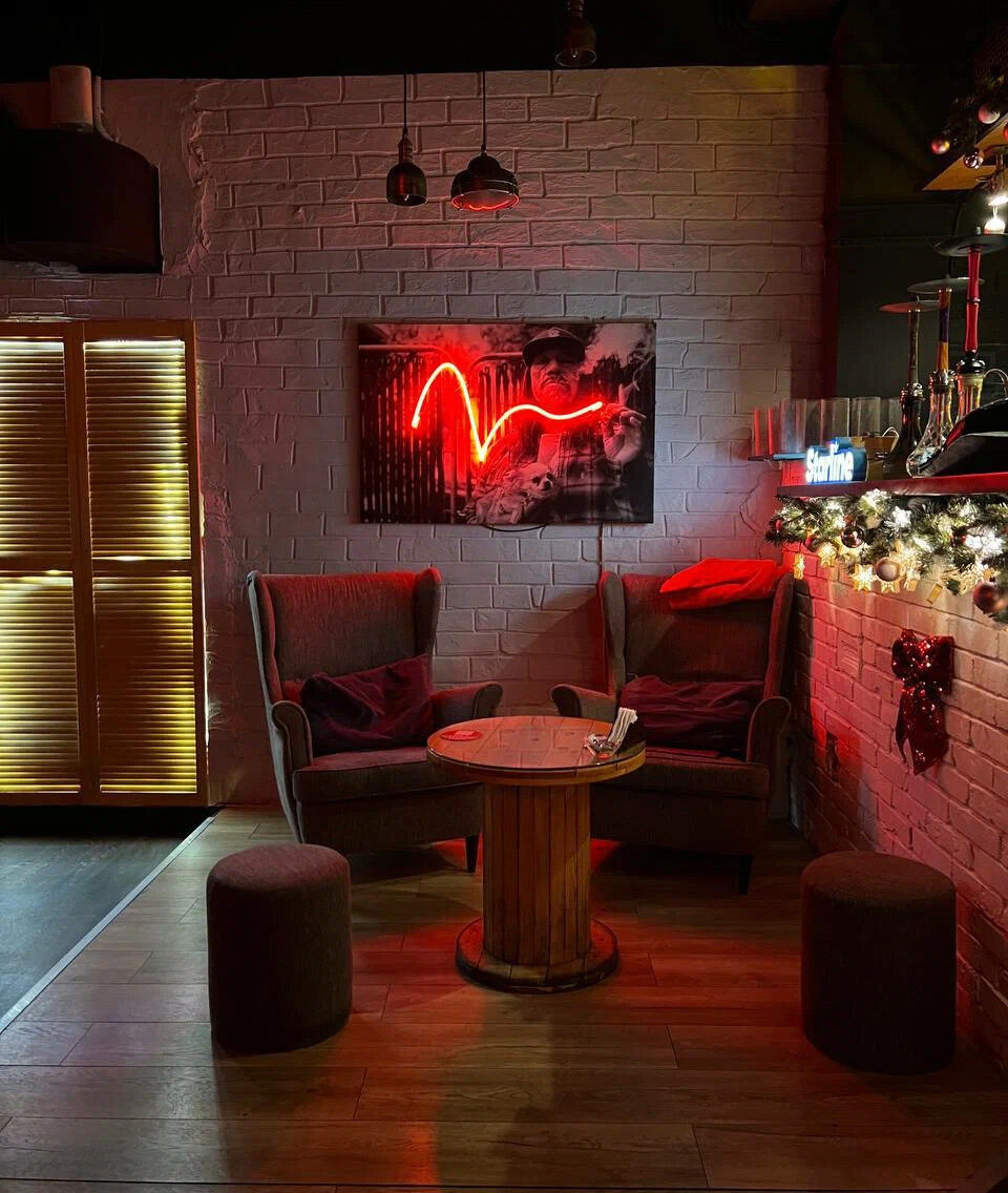 В баре регулярно проводят кинопоказы редких картин, которые никогда не увидеть в кинотеатре. Фото: BETON LOUNGE / Яндекс Карты