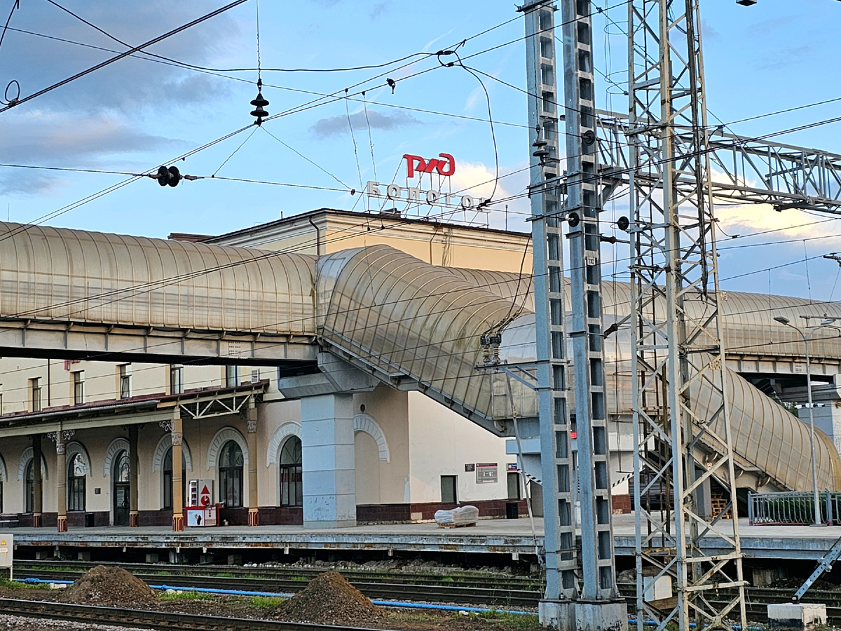 Стартовали мы отсюда. В Бологое тоже много поездов стоят по 30-40 минут. И это отличная возможность сфоткаться в красивом надземном переходе, увидеть памятники паровозу и Владимиру Высоцкому, мини-фонтан и посетить приличный буфет. Все, не выходя с вокзала